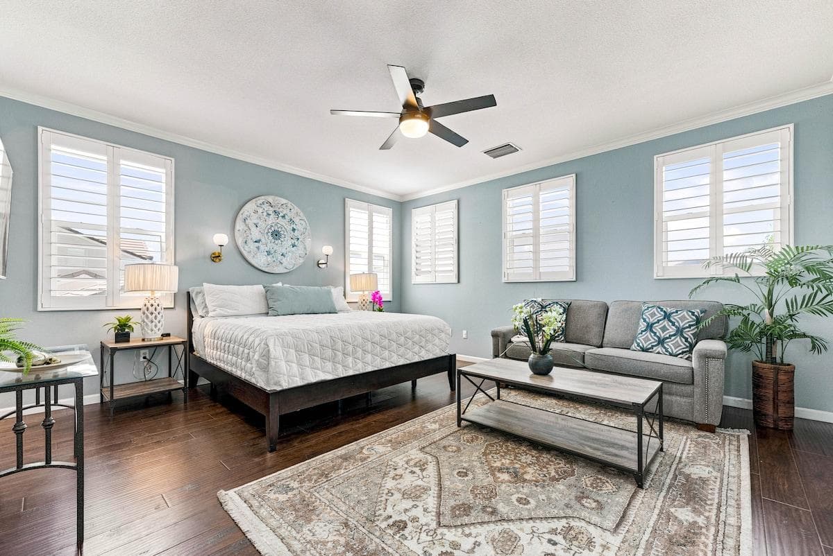 3rd Floor Master Suite – Sleeps four with a king bed and full-size sofa sleeper, plus a private ensuite bathroom and views of Village Green Park and Amphitheater.