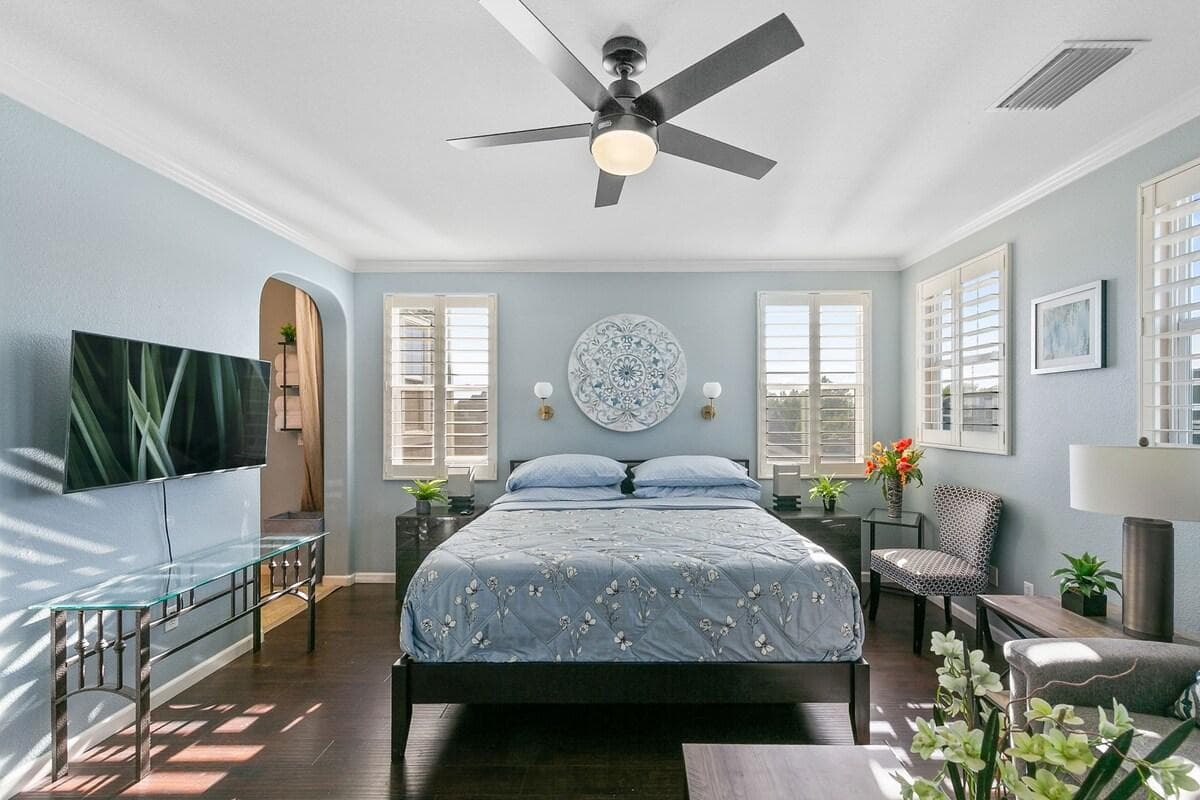 3rd Floor Master - King Bed, ensuite bathroom, full size sofa sleeper
