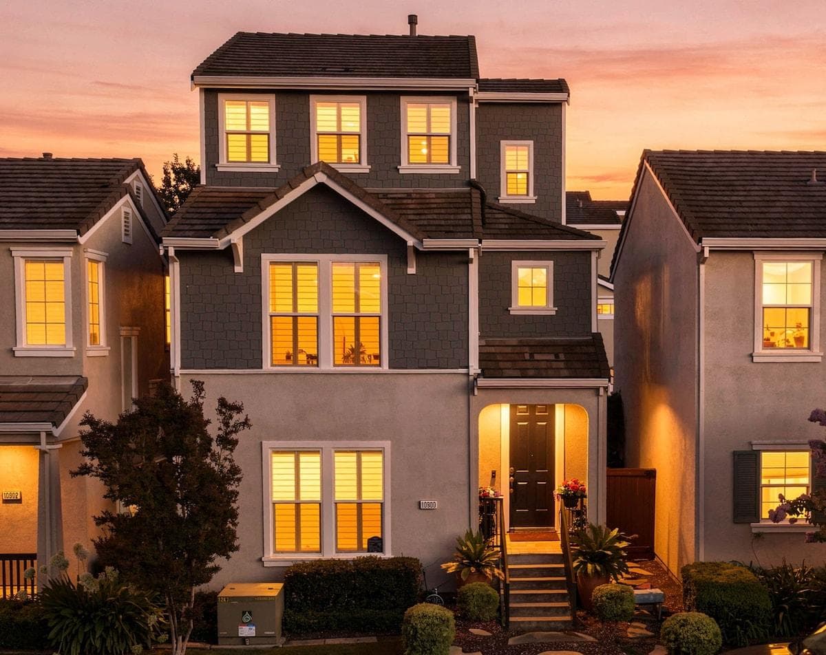 Welcome to Savorn's Brownstone! Step inside our boutique retreat, perfectly positioned across from the park and just minutes from American River rafting, downtown Sacramento and Folsom, walkable local dining, and outdoor adventure